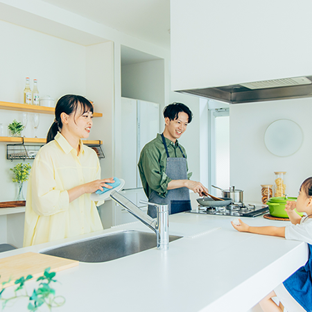 家族を眺めながら過ごせるキッチン。